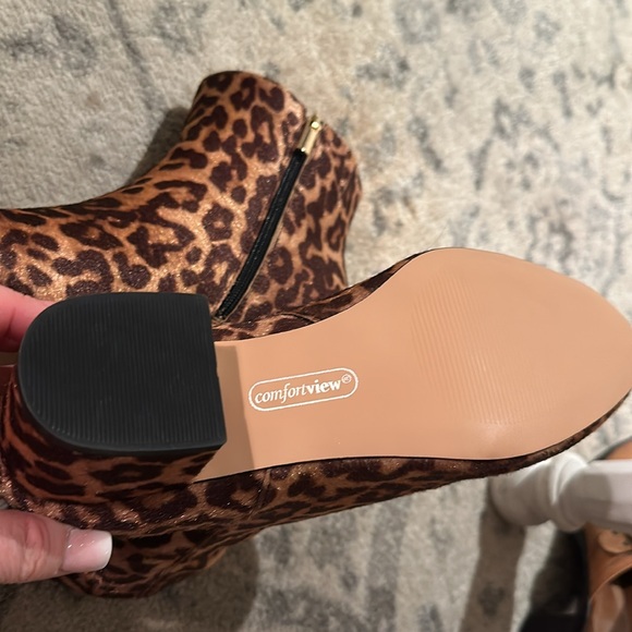 Comfortview cheetah boots, 10w - Picture 4 of 4